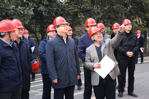 圖2 許開華董事長向?qū)O兵市長一行匯報格林美集團的安全管理情況